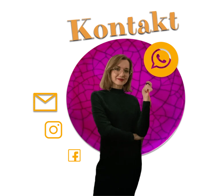 Kontakt Swobodniej Kobieta w okularach w zielonej sukience,