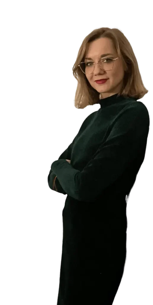Aska Lewalska, trener emocji, content manager. Kobieta blond włosy w okularach i ciemnozielonej sukience