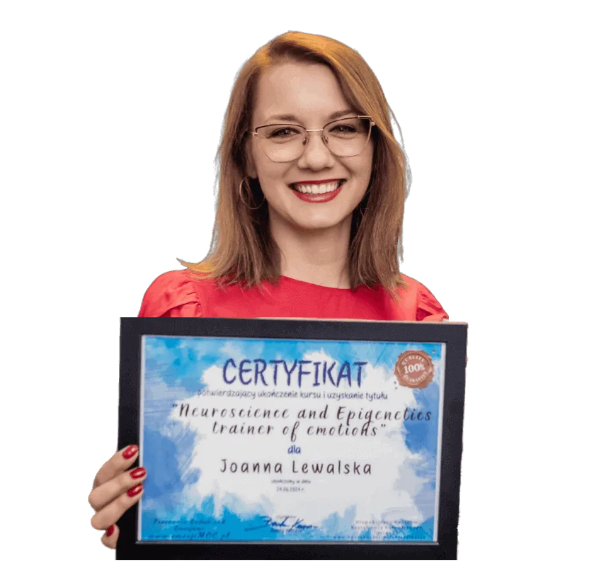 Uśmiechnięta kobieta w okularach i czerwonej bluzce z certyfikatem trenera pracy z emocjami Neuroscience & Epigenetics Trainer of Emotions