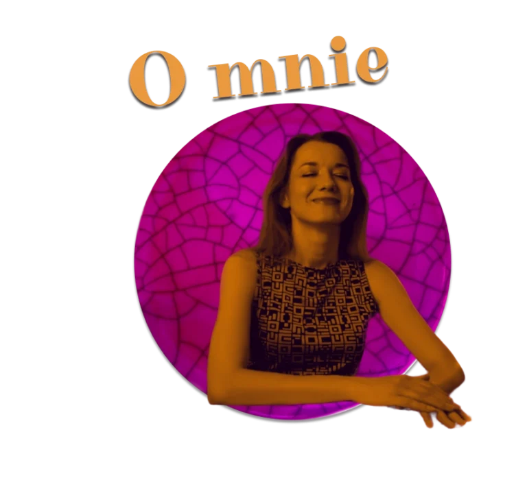 O mnie swobodniej kobieta z zamkniętymi oczami i uśmiechem, na filetowym tle, trener pracy z emocjami
