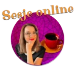 Sesje online, kobieta, trenerka pracy z emocjami, w okularach, czerwone usta, filiżanka czerwona z żółtym spodkiem, na fioletowym tle