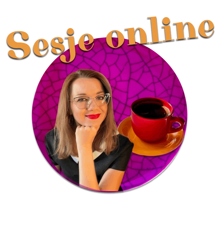 Sesje online, kobieta, trenerka pracy z emocjami, w okularach, czerwone usta, filiżanka czerwona z żółtym spodkiem, na fioletowym tle